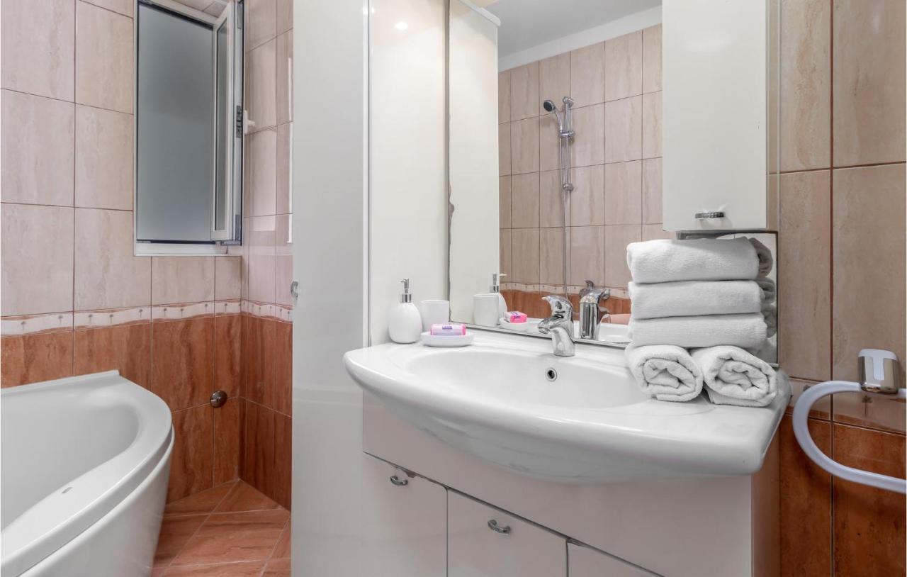 1 Bedroom Awesome Apartment In Kampor المظهر الخارجي الصورة